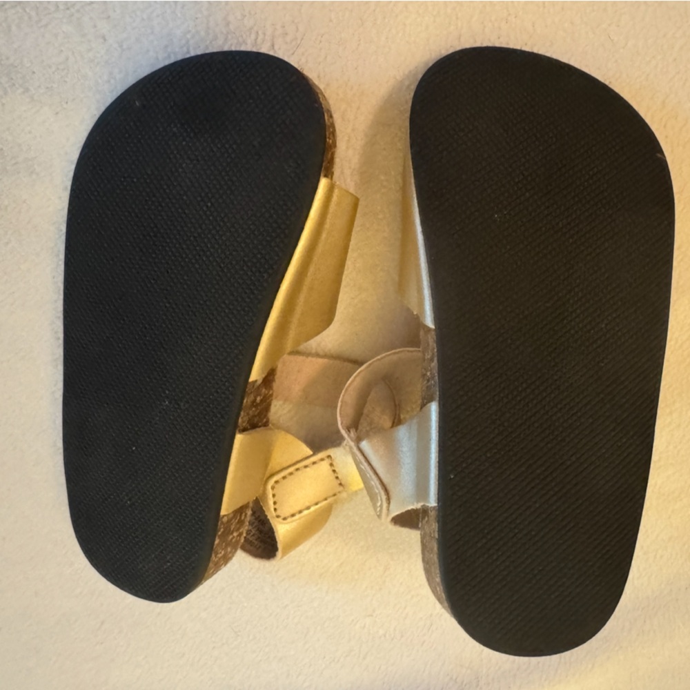 Old Navy Gold Sandals for Baby Girl - Picture 4 of 8
